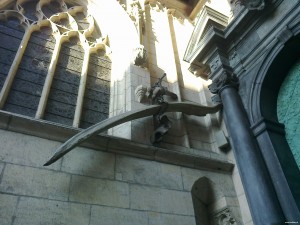 Kości przy wejściu do Katedry na Wawelu