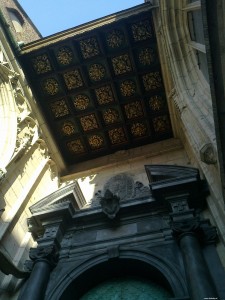 Przy wejściu do  Katedry na Wawelu